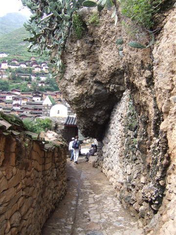 Auf dem Felsen bzw. im Dorf