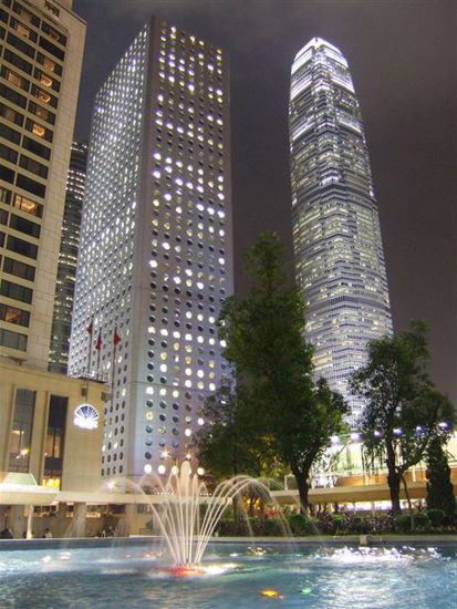 Rechts das International Finance Center (IFC2), das mit 420m Hoehe und 88 Geschossen das hoechste Gebaeude Hong Kongs ist, links daneben das nur 179m hohe Jardins House