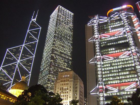 Links Bank of China...rechts Hong Kong and Shanghai Bank (HSBC)