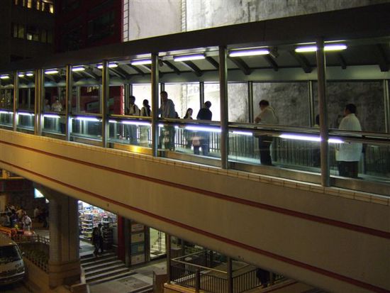 Fred auf dem Central Mid Level Escalator