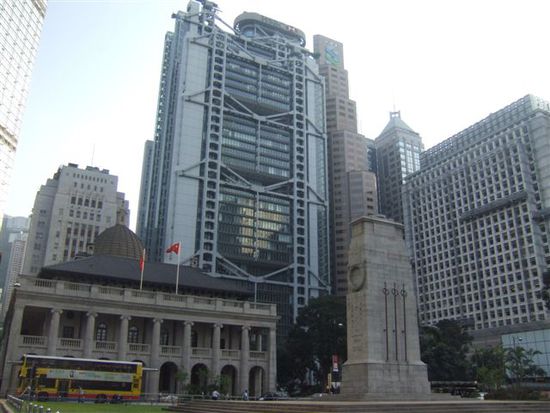Das von dem Architekt Sir Norman Foster entworfene HSBC Gebaude, dass unten im Eingangsbereich sonntags....