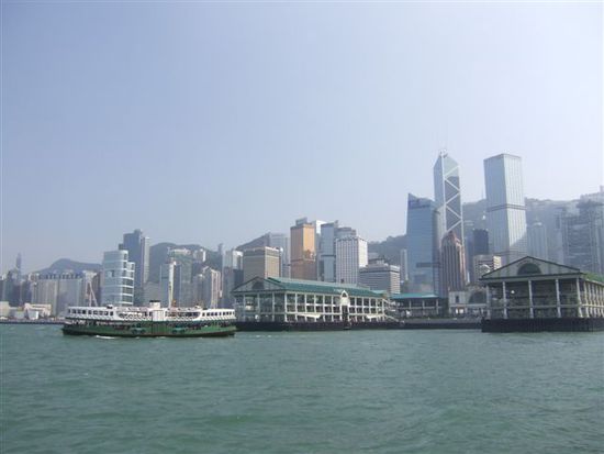Eine schoene Alternative zum Autotunnel und der Subway um vom Festland auf Hong Kong Island zu kommen, ist eine Hafenueberquerung mit der Starferry, die im 10min Takt verkehrt und von welcher man immer einen herrlichen Ausblick auf die Bucht hat