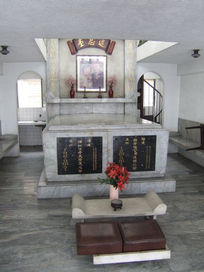 ...und von innen. Links hinten die Kueche und Toilette, rechts die Stiege ins obere Geschoss