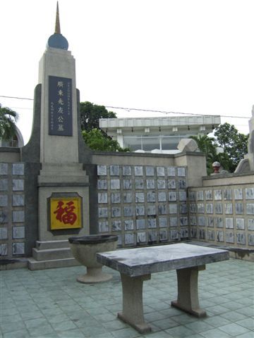 Die aus Macao stammenden Chinesen werden verbrannt und die Urnen an einem von den restlichen Grabstaetten separierten Bereich beigesetzt