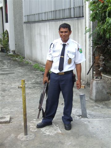 Einer der Friedhofswaechter mit Pumpgun!
