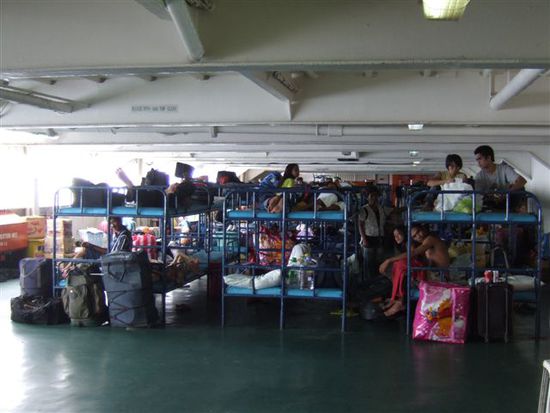 Auf der Faehre von Puerto nach Coron wurden wir kostenlos von der Economy Class ....