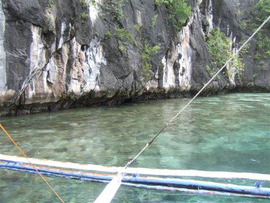 In Bildmitte der Eingang in die Hoehle ca. 1 m unter Wasser