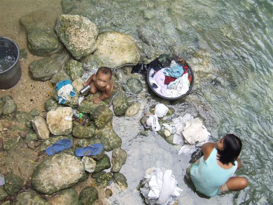 Das saubere Wasser bietet sich natuerlich zum Waesche waschen an