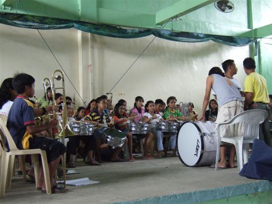 Schulkinder beim Musizieren