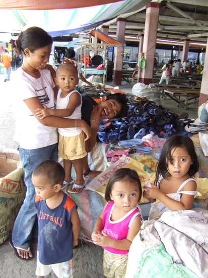 Philippinische Kleinfamilie mit vier Kindern