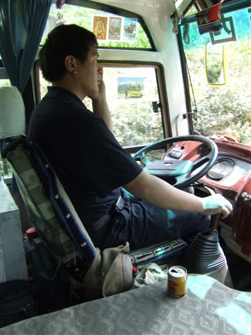 Dann geht die Fahrt los...wir kennen mittlerweile eine ganz schoene Bandbreite von Busfahrern, die von lautstark schreien bis sympathisch den Rucksack tragen und Pinkelpausen-Stopps machen reicht