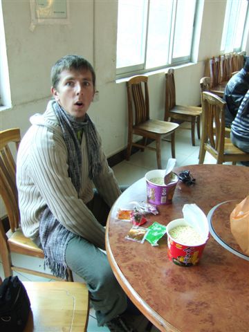 Mittagspausen mit Instantnudeln...die Begeisterung darueber nach 3 Monaten China ist Fred wohl ins Gesicht geschrieben