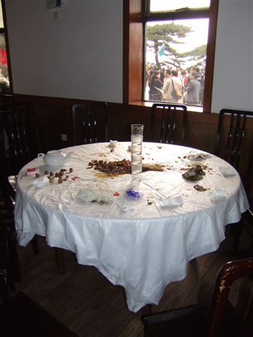 Die Tische von den chinesischen Nachbarn sehen nach dem Mittagessen manchmal aus wie ein Schlachtfeld