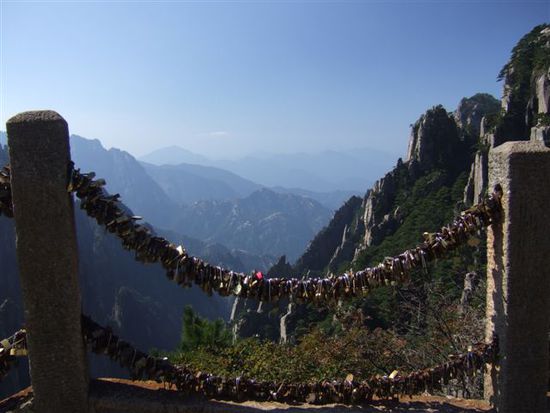 An all den Stahlketten auf den Gipfeln des Huang Shan haengen unzaehlige Schloesser als Zeichen ewiger Liebe