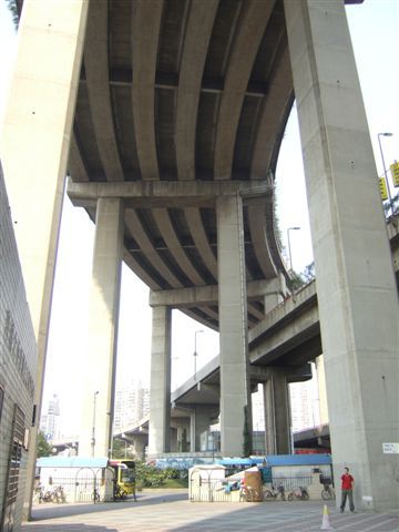 Fred unter der Nanpu Bruecke...
