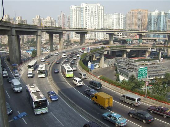 Die Bruecke geht in diesen Kreisverkehr ueber