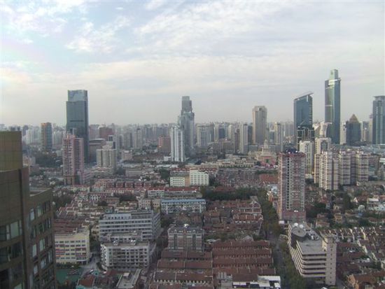 Anders als in Hong Kong ist Shanghai (noch) nicht ganz so zugepflastert mit Hochhaeusern