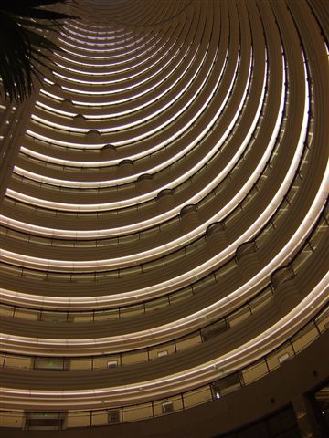 Das Atrium vom 53. Geschoss aus