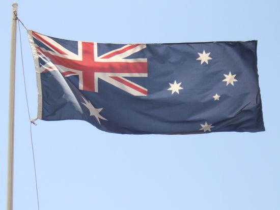 Die Zacken des grossen Sterns stehen fuer die sieben Staaten Australiens und die restlichen fuenf Sterne stellen das Kreuz des Suedens dar