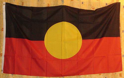 Fahne der Aboriginies
Schwarz fuer ihre Hautfarbe, rot fuer die Farbe des Kontinents und gelb symbolisiert die Sonne