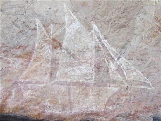 Hier wieder eine juengere aboriginal Felszeichnung, die von der Ankunft der Europaer erzaehlt