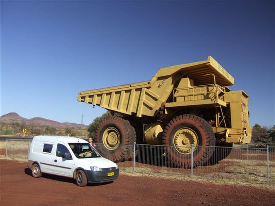 Am Ortseingang steht bereits der erste Erztransporter