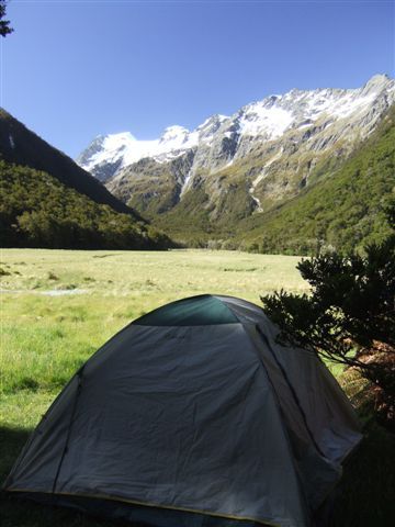 ..bis wir eine herrliche Ebene und das Routeburn Flats Camp erreichen