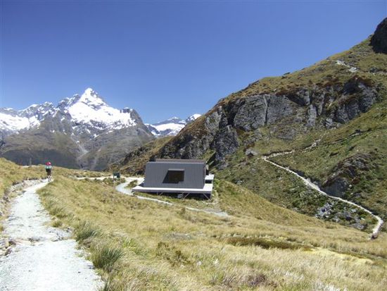 ...zum Harris Saddle 1277m, wo eine kleine Huette die Gelegenheit bietet seinen Rucksack zu deponieren und einen Abstecher...