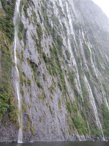 Einer der hoechsten Wasserfaelle im Fjord mit 700m ...rechts unten im Bild sind Kayakfahrer..nur mal so als Groessenvergleich!