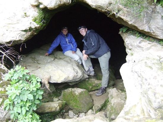 Neugeborene Hoehlenexpediteure am Eingang der Clifden Caves