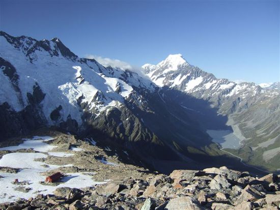 Links unten ist die Mueller Hut.
Mt. Cook und Hooker-Gletschersee im Hintergrund. Man kann sich nicht sattsehen von diesem Anblick!!!