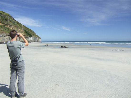 Diesmal ausnahmsweise nicht am Fotografieren....Fred beobachtet einen Black Shag durchs Binokel...