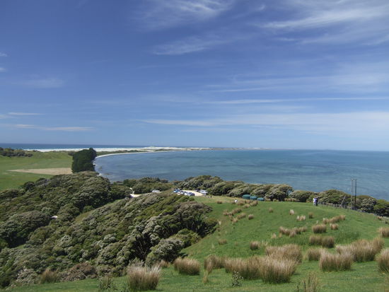 Die sichelfoermige, flache Sandbank verschmilzt mit dem Horizont
