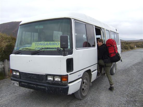 Ein Shuttle bringt uns (ganz alleine)frueh am Morgen von Mangatepopo nach Whakapapa.