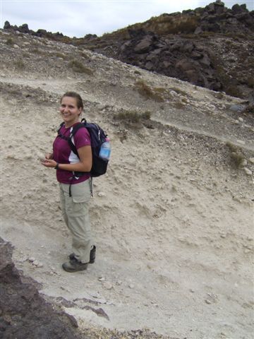 Vivi inmitten von Pumice (Bimsstein auf Deutsch). Laut dem Warden-Vater liegt diese Schicht Bimsstein hier aufgrund einer riesigen Eruption des Taupo-Vulkans.
