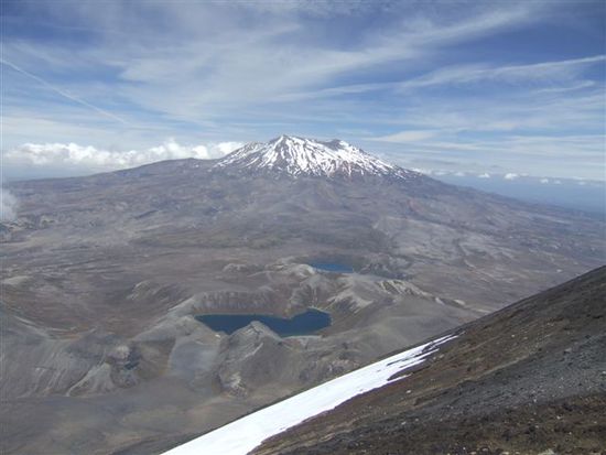 Mt. Ruapehu mit Upper und Lower Tama Lake...mir faellt spontan ein Song ein..."Heaven...it's like Heaven" und denke an Vivi, was sie wohl im Moment gerade macht...