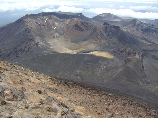 Rechts ist der 'Red Crater' und direkt dahinter der 'Blue Lake' zu sehen. Links hinten ist die flache Ebene des 'Tongariro Craters' zu sehen.
