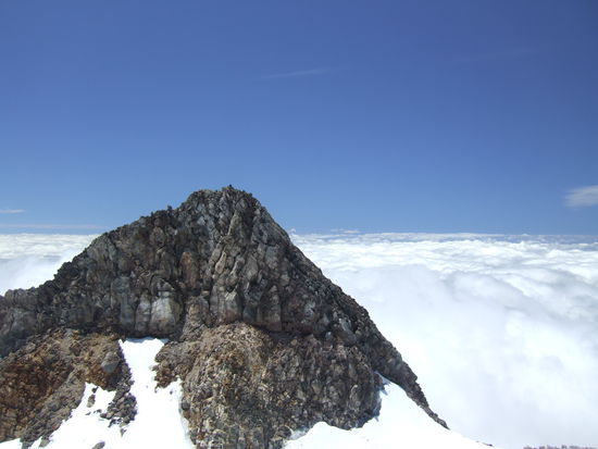 Shark-Tooth - Kaum von den Wolken zu unterscheiden sieht man am Horizont in Bildmitte den Mt.Ruapehu und Mt.Ngauruhoe