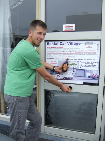 "Fred und ich sitzen im Auto und denken an den Moment, wenn wir das Mietauto abgeben und unser 3-monatiges, unfallfreies Fahren ueber ca. 15.000km mit einem Tui-Bier begiessen werden...