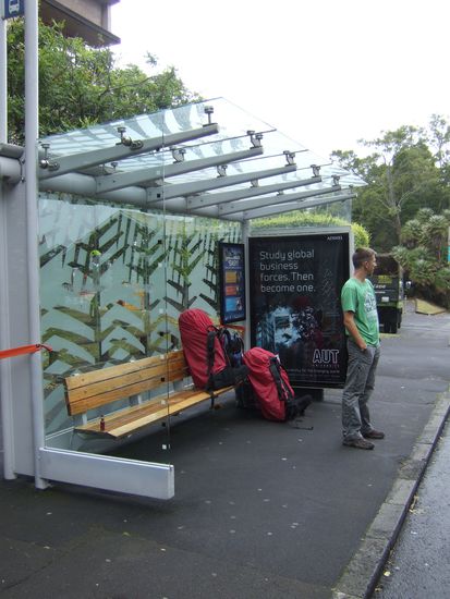 ...auf den Bus warten,...