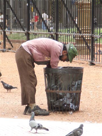 Viele arme Menschen gehoeren auch zum Stadtbild von Buenos Aires