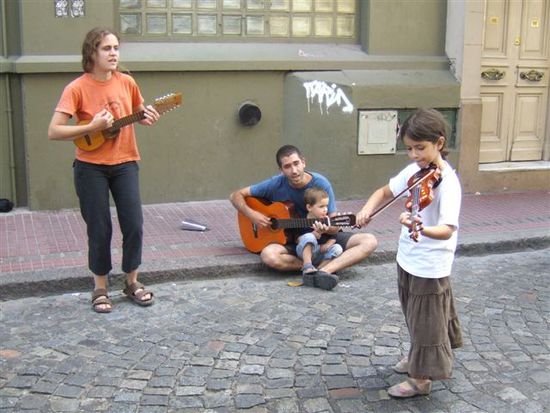 Die Kleine hier hat echt super Geige gespielt!!