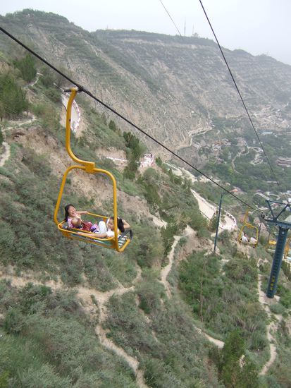 Zwei Chinesinnen, die sich freuen zwei Langnasen entdeckt zu haben
