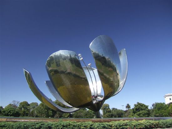 Floralis Genérica- schliesst sich am Abend und oeffnet sich wieder in der Frueh
