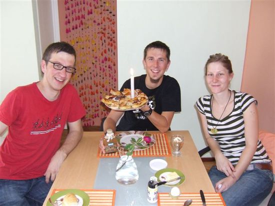 ...und in der Frueh wecken wir drei ihn mit dem spanischen Geburtstagslied! Feliz cumpleanos Manfredito!