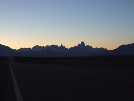 Bei Einbruch der Nacht sehen wir die Umrisse des gewaltigen Gebirgsmassivs mit Fitz Roy und Cerro Torre- unser naechstes Ziel!