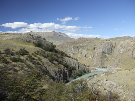 Entlang dem Rio Fitz Roy zurueck nach El Chalten
