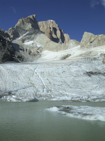 Guillaumet im Vordergrund und Fitz Roy dahinter