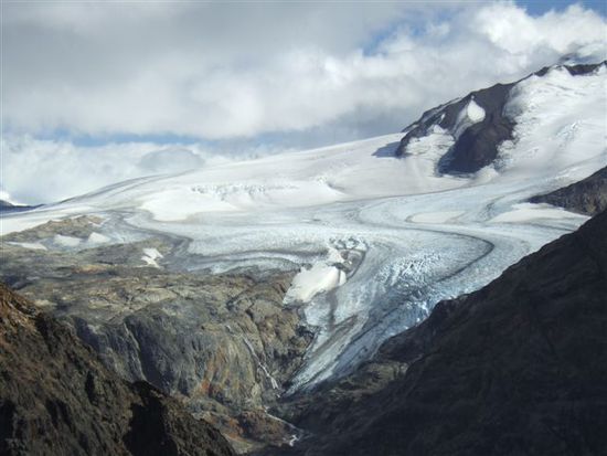 Einer der unzaehligen Gletscher, die zum suedlichen Eisfeld zaehlen