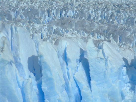 Das Eis scheint manchmal blau zu leuchten